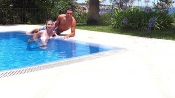 Tenista espanhol Rafael Nadal pega piscina com irmã - Reprodução/Facebook