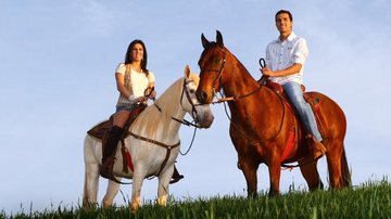 Com os cavalos Cristal e Bandeirantes, Laura e Nilmar cavalgam pela propriedade, a 17km
da cidade natal do atleta. - -