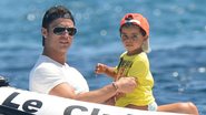 Cristiano Ronaldo com o filho em St. Tropez - Grosby Group