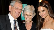 Katie Homes com os pais Martin e Kathleen. Pai da atriz teria orquestrado todo o divórcio da filha com Tom Cruise - Getty Images