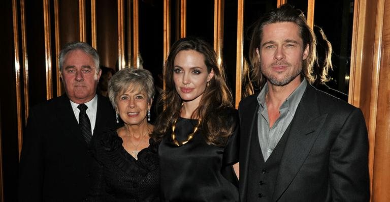 Brad Pitt com Angelina Jolie entre seus pais: Jane e Bill - Getty Images