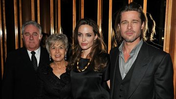 Brad Pitt com Angelina Jolie entre seus pais: Jane e Bill - Getty Images