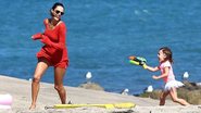 Alessandra Ambrosio se diverte na praia com a filha Anja Louise - Splash News