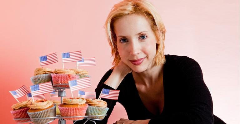 Em seu apartamento, Kiara Sasso mostra os deliciosos cupcakes tipicamente norte-americanos que preparou - Marcela Beltrão / Milenar Imagens
