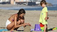 Alessandra Ambrosio e Anja: diversão na praia - Grosby Group