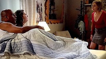 Monalisa flagra Olenka e Silas na cama em 'Avenida Brasil' - Reprodução site Avenida Brasil
