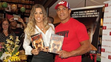 Em livraria carioca, o casal mostra a obra do lutador de MMA. Sorridente, Joana fotografa o marido,
enquanto ele autografa. - Ivan Faria