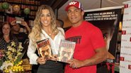 Em livraria carioca, o casal mostra a obra do lutador de MMA. Sorridente, Joana fotografa o marido,
enquanto ele autografa. - Ivan Faria