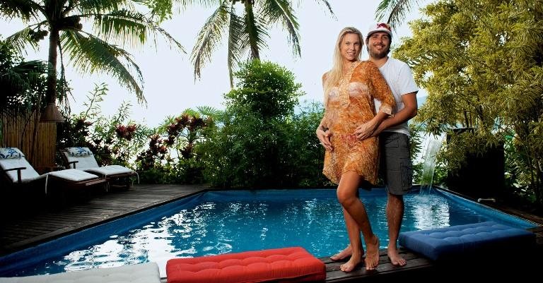 Na Ilha de CARAS, o casal relaxa na piscina e faz balanço dos quatro anos e meio juntos, sendo seis
meses de casamento. - Selmy Yassuda