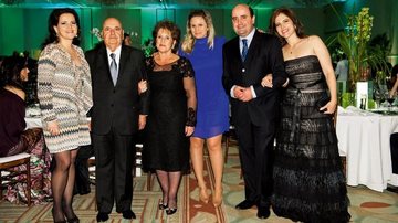 Camila, o anfitrião e sua Célia, Maria Cândida e o casal Antonio e Carolina, no aniversário do resort. - Samuel Chaves