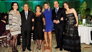 Camila, o anfitrião e sua Célia, Maria Cândida e o casal Antonio e Carolina, no aniversário do resort. - Samuel Chaves