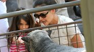 Suri e Katie Holmes se divertem no zoológico de Nova York - The Grosby Group