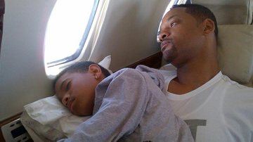Willow Smith é fotografada enquanto dormia no colo de seu pai, o ator Will Smith - Reprodução / Twitter