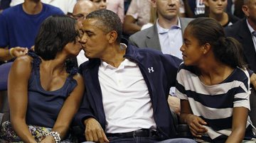 Barack Obama e Michelle se beijam em intervalo de jogo de basquete - Reuters