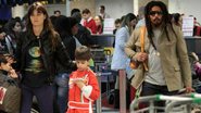 Isabeli Fontana com o filho Lucas e o noivo, Rohan Marley, no aeroporto de Congonhas, em São Paulo - Orlando Oliveira/AgNews