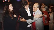 Segredos, a atriz observa Raphael Sander abraçar seu pai, Luca de Castro. - Daniel Delmiro/Agnews