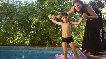 Na Ilha de CARAS, Luisa Carolina brinca na piscina com ajuda da mãe jornalista. - Marco Pinto