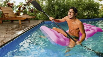 Sucesso de Cordel Encantado, o ator diverte-se na piscina da Ilha de CARAS. - Leandro Pimentel