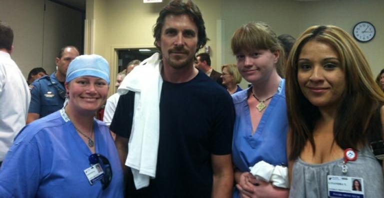 Christian Bale visita hospital onde estão algumas vítimas de massacre no cinema - Reprodução / Twitter