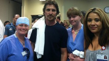 Christian Bale visita hospital onde estão algumas vítimas de massacre no cinema - Reprodução / Twitter