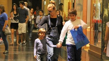 Despojada, Carolina Dieckmann leva os filhos José e Davi para passear no shopping - Daniel Delmiro/ AgNews