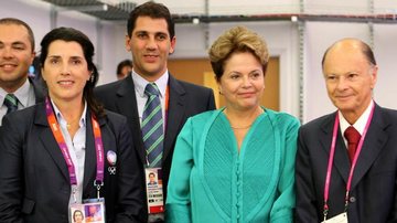 Dilma Rousseff com os comentarista Paula (ex-jogadora de basquete) e Maurício Lima (ex-jogador de vôlei) e o presidente da Record, Edir Macedo - Mauricio Storelli/ Record