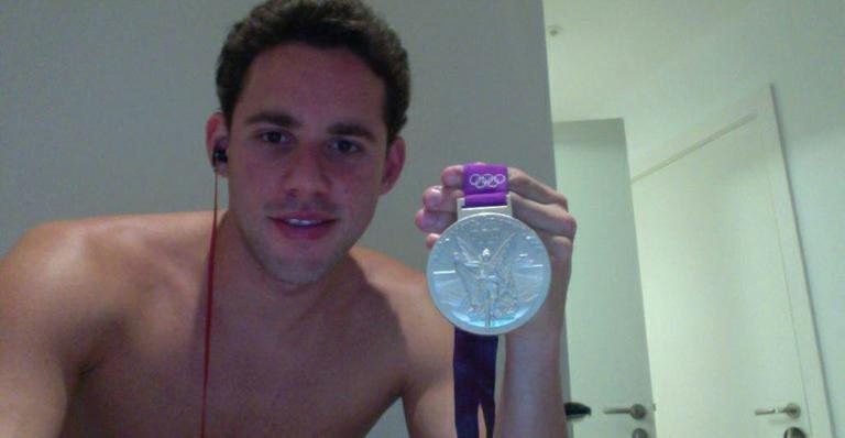 Thiago Pereira posta foto com medalha inédita - Reprodução/Facebook
