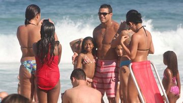 Vitor Belfort é paparicado por fãs em praia do Rio de Janeiro - Edson Teófilo / Foto Rio News