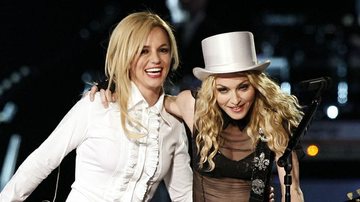 Madonna recebe Britney Spears no palco, em show de 2008 - Getty Images