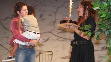 Com direito a bolo e parabéns, Drica Moraes recebe os parabéns do filho Mateus no palco após se apresentar com a peça 'A Primeira Vista' - Fausto Candelária / AgNews