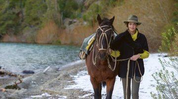 Fã de cavalos, a top passeia à beira do lago Nahuel Huapi durante a temporada CARAS/Neve, na Patagônia argentina... - Martin Gurfein