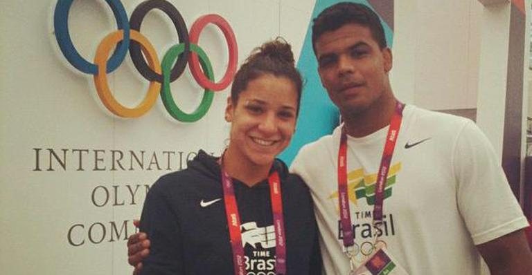 Joanna Maranhão encontra o namorado, o judoca Luciano Corrêa, na Vila Oímpica dos Jogos de Londres - Reprodução / Twitter