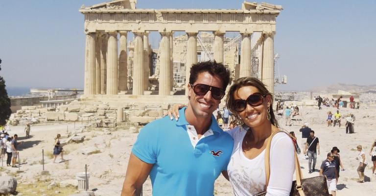Em Atenas, na Grécia, os  recém-casados visitam o Partenon. - -