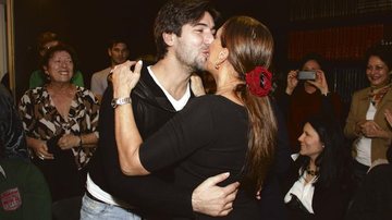 Sandro, que deu a Susana uma aliança de noivado, beija... - Graça Paes/Foto Rio News