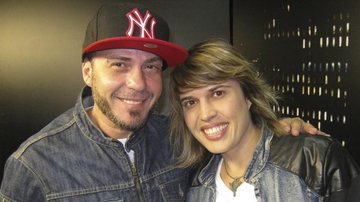 Egypcio, líder da banda Tihuana, encontra a cantora Lilian Jardim no programa de Mara Bastos, na Clic TV. - -