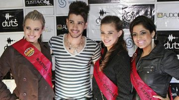 Em Guaxupé, MG, o cantor Gusttavo Lima com a rainha do rodeio, Nathália Jiupato, e as princesas, Raquel Farah e Ana Cláudia Mesquita. - -