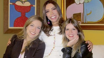 Maura Roth é ladeada pelas atrizes Júlia Rabello e Mariana Santos no seu programa da Net e TVA, em SP. - -