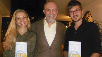 Michele e o irmão Ale Vanzella, à dir., vão ao lançamento do livro Entenda suas Emoções, do psiquiatra Sidney Chioro, em SP. - -