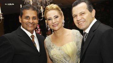 Em Cuiaba, o colunista social Gilberto Vitoriano felicita o casal Roseli e Silval Barbosa, governador de MT, pela boda do filho deles Rodrigo com Nathália Garófalo. - -