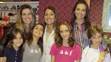 Taciana Kalili e a filha, Marcella Proença, recebem as jornalistas Ananda Apple, com as gêmeas Liz e Céu, e Carla Vilhena, com seu Pedro, para lançar mais uma novidade em sua loja de doces, em São Paulo. - -