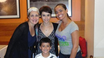 Adriana Esteves e Débora Falabella posam com a chef Suzana Batista, do restaurante Nomangue Barra, no Rio - Divulgação