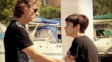 Max tenta sequestrar Nina empurrando-a para seu barco - Divulgação / TV Globo