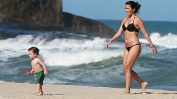 Daniele Suzuki curte dia de praia com o filho, Kauai - Delson Silva / AgNews