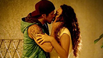 Darkson e Tessália se beijam em ‘Avenida’ - Reprodução site 'Avenida Brasil'