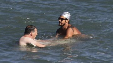 Paulinho entra no mar ao ver o turista se afogando... - -