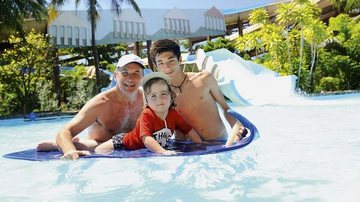 O apresentador da Band se esbalda com o filho Pietro e o enteado, Kauan, em piscina de complexo 
aquático no Ceará. - João Melo