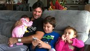 Daniel Bueno cercado por seus filhos: Angelina, Luke e Marina - Arquivo Pessoal