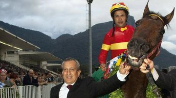 No Rio, celebração de Abrão Assam, dono do cavalo Didimo, montado pelo jóquei Ângelo Marcio Souza. - Ivan Faria