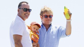 Elton John curte Saint-Tropez com clã - Grosby Group