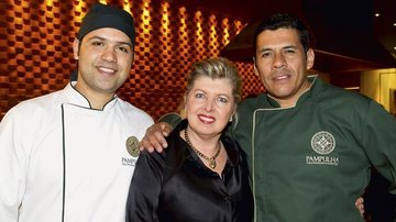 Em Brasília, a chef Elzinha Nunes vai à inauguração de restaurante e felicita Erasmo Brasil e Sergio Cordoba, que desenvolvem as delícias do badalado espaço gastronômico. - -